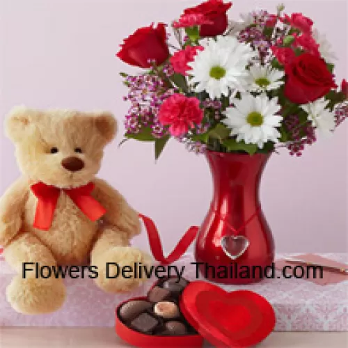 Roses rouges et gerberas blancs avec des fougères dans un vase en verre accompagnés d'un mignon ours en peluche brun de 12 pouces de hauteur et d'une boîte de chocolats importée