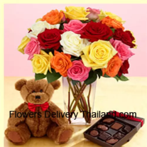 24 roses de couleurs mélangées avec quelques fougères dans un vase en verre, un mignon ours en peluche brun de 12 pouces de hauteur et une boîte de chocolats importée
