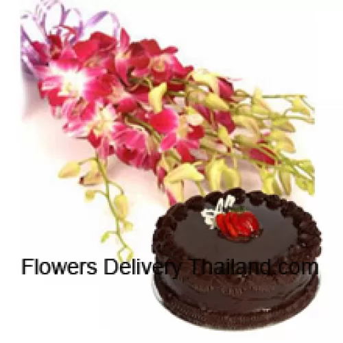 Bouquet d'orchidées roses avec des garnitures de saison ainsi qu'un gâteau au chocolat truffé de 1 lb (1/2 kg)