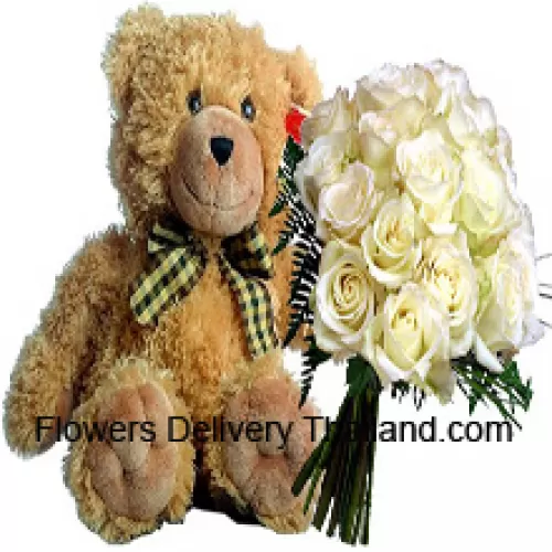 Bouquet de 18 roses blanches avec des remplisseurs saisonniers accompagné d'un mignon ours en peluche brun de 14 pouces de hauteur