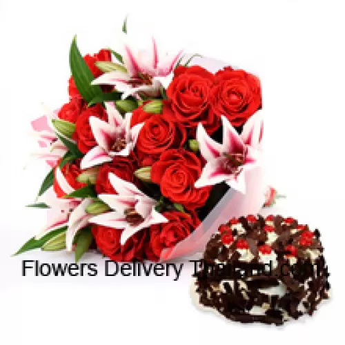 Un magnifique bouquet de roses roses et de lys roses accompagné d'un gâteau croustillant au chocolat de 1 kg (2,2 lb)