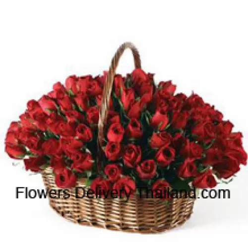 Un magnifique arrangement de 100 roses rouges avec des remplisseurs saisonniers
