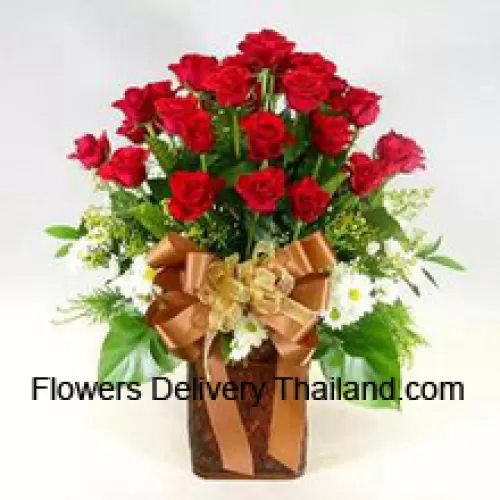 24 roses rouges et 12 gerberas blancs avec des remplissages saisonniers dans un vase