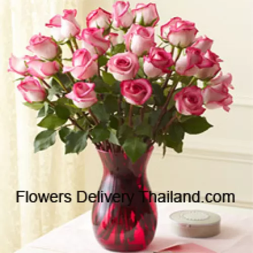24 Roses bicolores dans un vase en verre