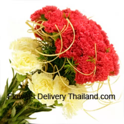 Bouquet de 24 oeillets rouges et 12 jaunes avec des garnitures de saison