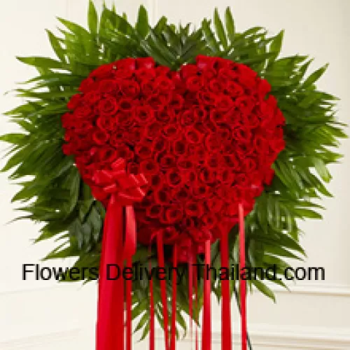 Un magnifique arrangement en forme de cœur de 100 roses rouges