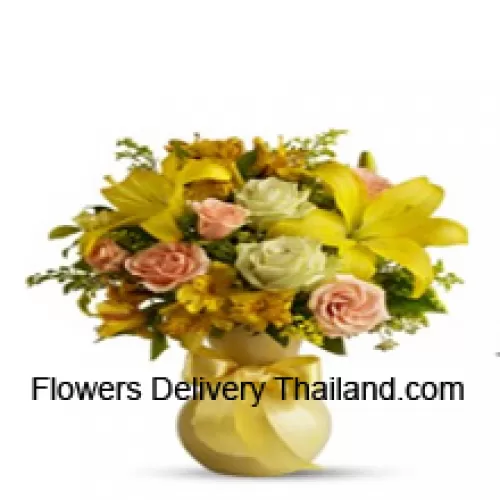 Roses orange, roses blanches, gerberas jaunes et lys jaunes avec quelques fougères dans un vase en verre