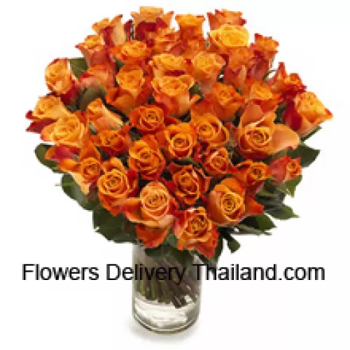 50 Roses Orange avec des remplissages saisonniers dans un vase en verre