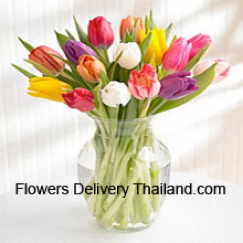 Tulipes de différentes couleurs dans un vase en verre - Veuillez noter que en cas de non disponibilité de certaines fleurs saisonnières, celles-ci seront remplacées par d'autres fleurs de même valeur