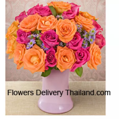 12 Roses Roses et 12 Roses Orange avec des Remplissages Saisonniers dans un Vase en Verre