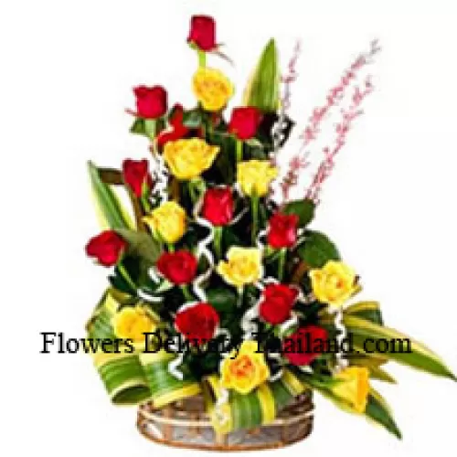 Panier de 12 roses jaunes et 12 roses rouges avec des garnitures de saison