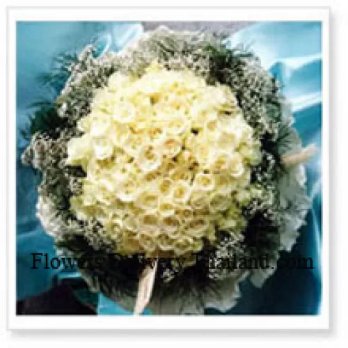 Bouquet de 100 roses blanches avec des garnitures saisonnières