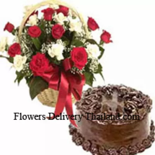 Panier de 24 roses de couleurs mélangées et un gâteau au chocolat de 1 kg (2,2 livres)