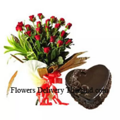 Bouquet de 24 roses rouges avec 1 kg de gâteau au chocolat en forme de cœur