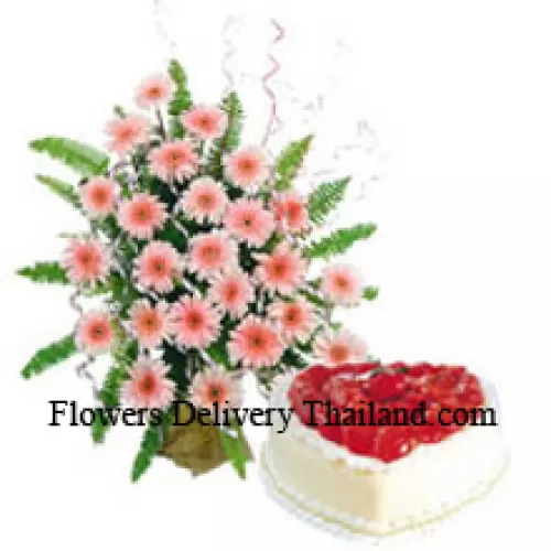 Panier de 24 gerberas roses accompagné d'un gâteau en forme de cœur de 1 kg à la vanille