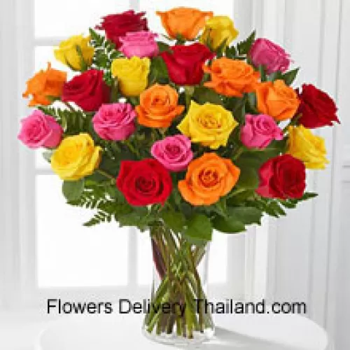 24 Roses de différentes couleurs avec des garnitures saisonnières dans un vase en verre