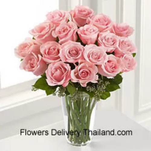 18 Roses roses avec quelques fougères dans un vase