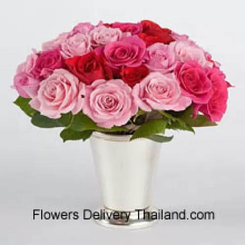 24 Roses de Couleurs Mélangées Avec des Remplissages Saisonniers dans un Vase en Verre